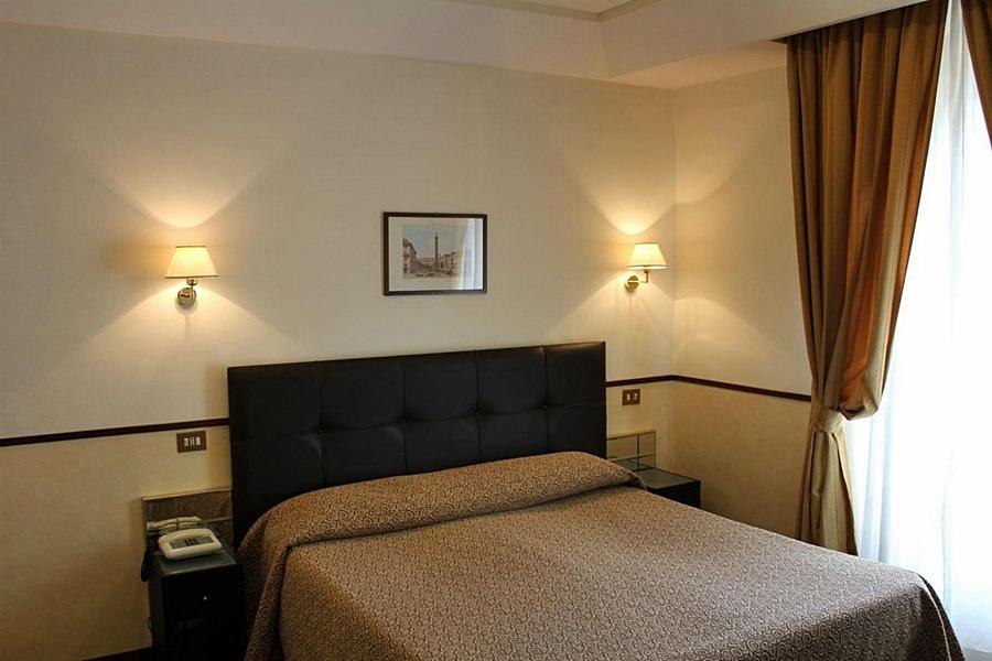 Hotel Garda Roma Esterno foto