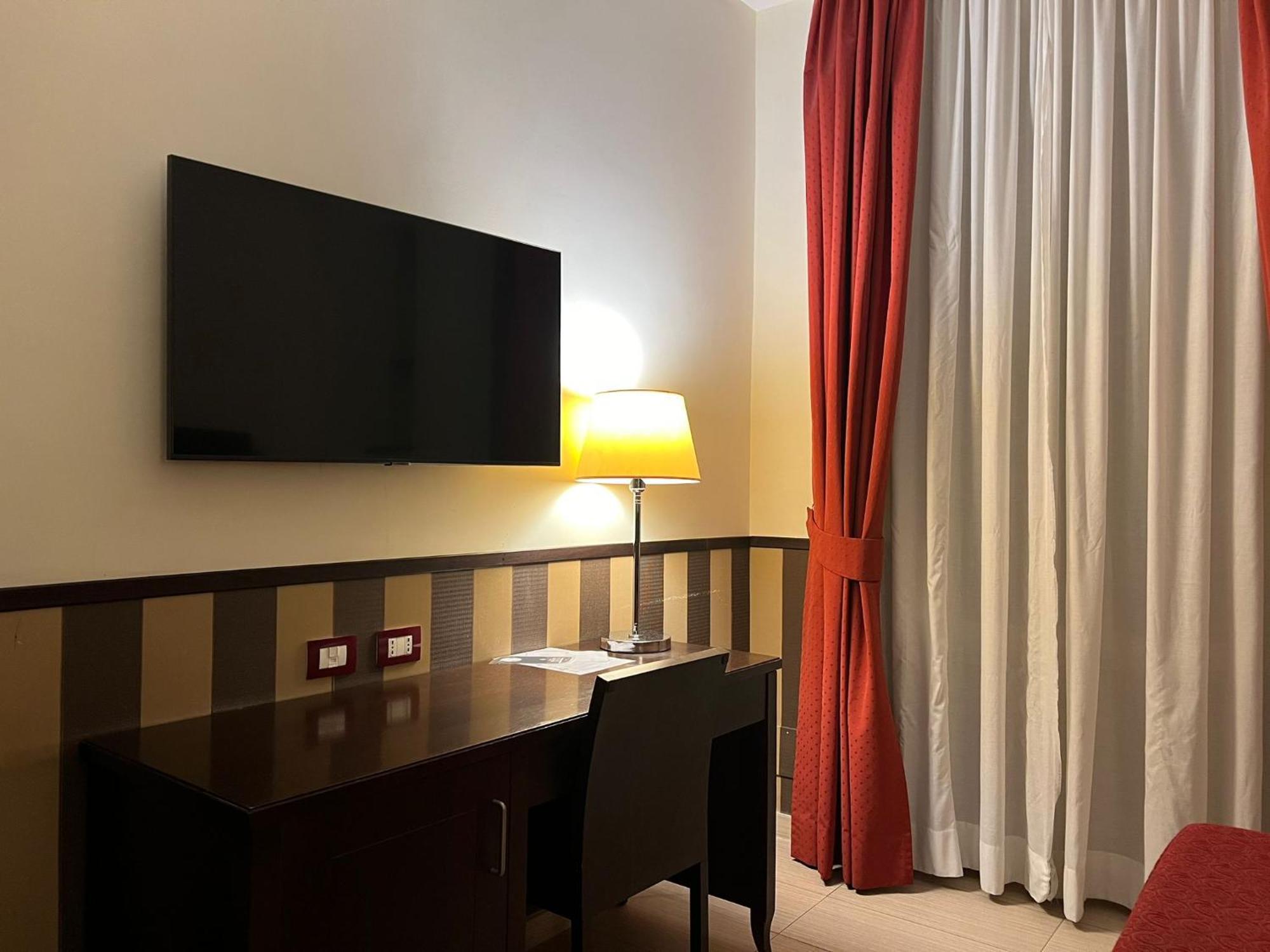 Hotel Garda Roma Esterno foto