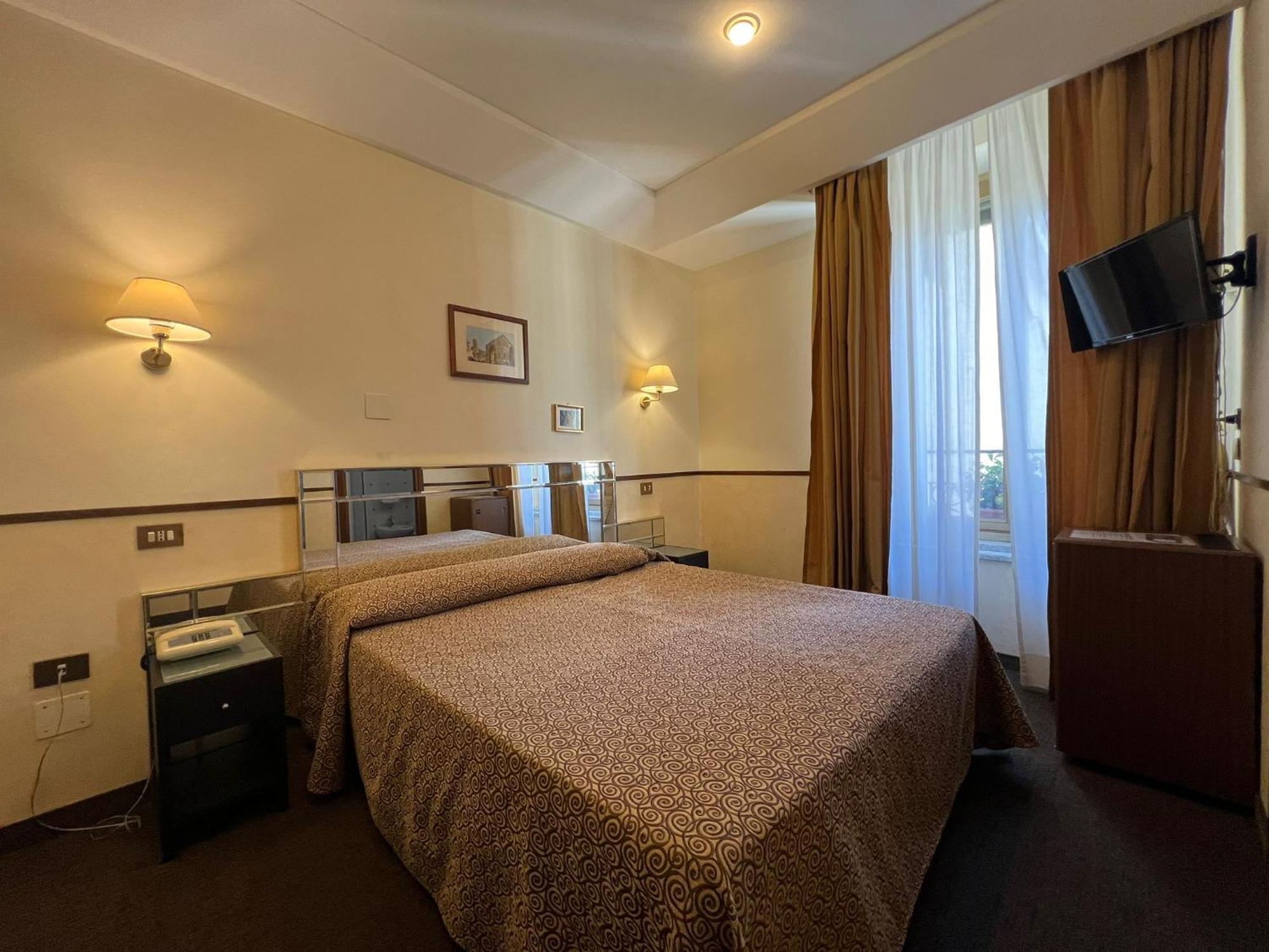 Hotel Garda Roma Esterno foto