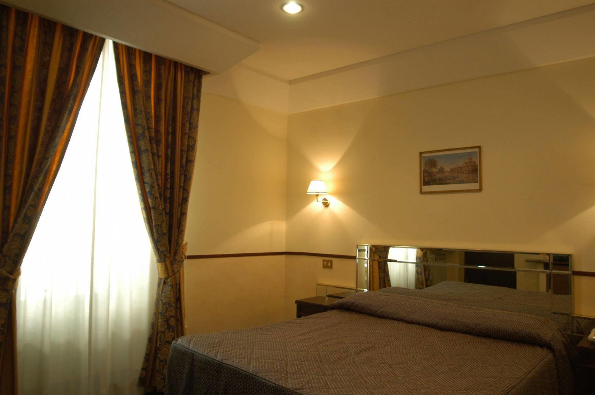 Hotel Garda Roma Esterno foto