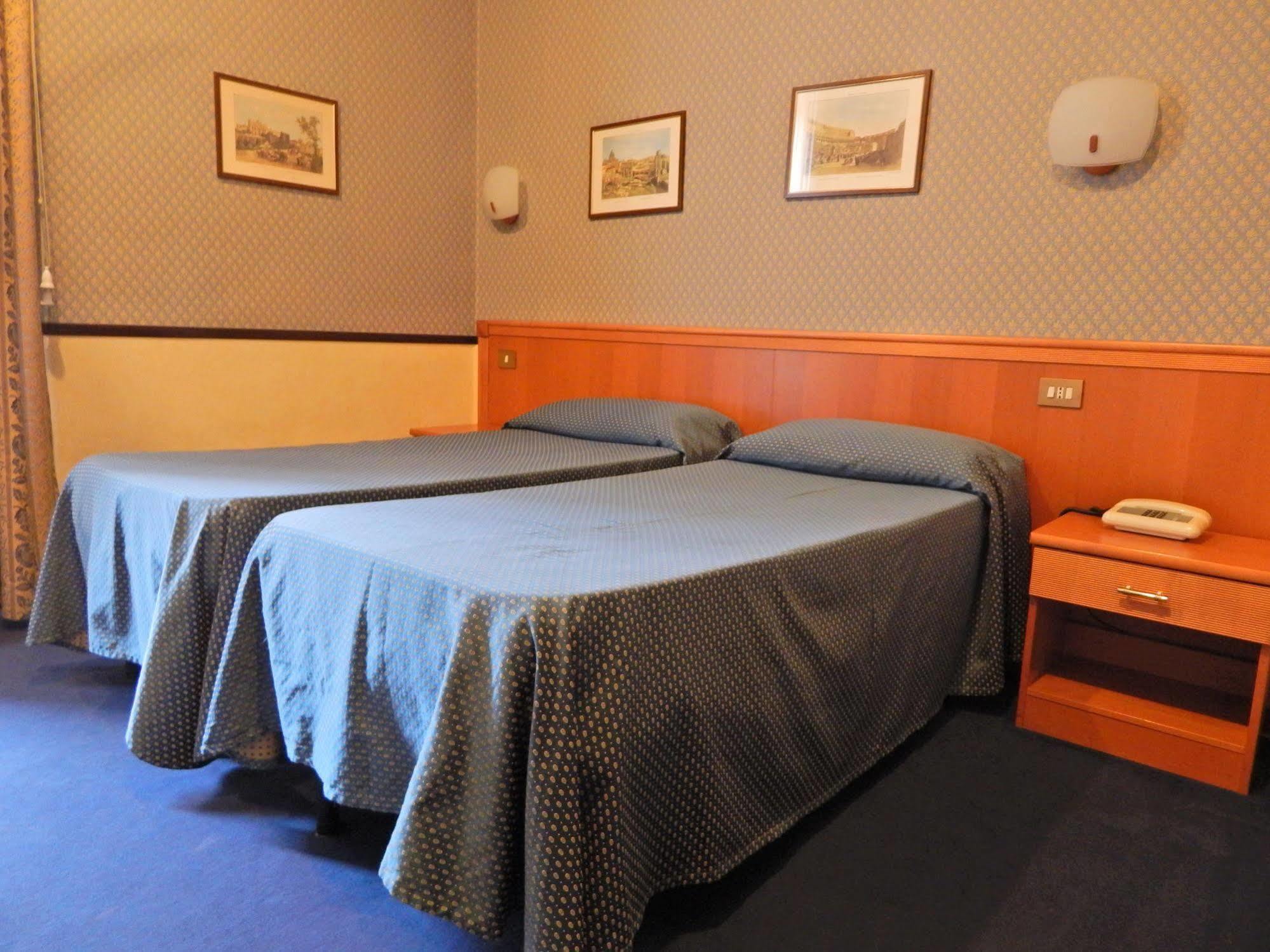 Hotel Garda Roma Esterno foto